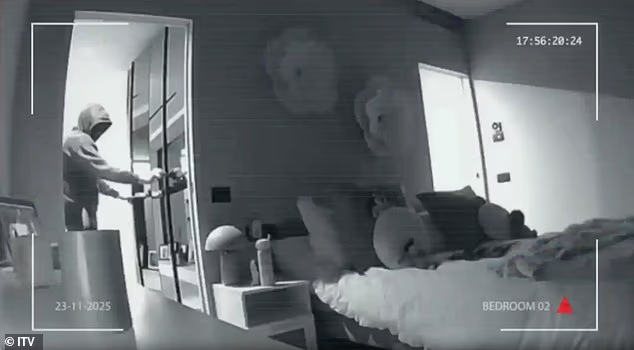Snimke CCTV-a pokazale su da je Jamiejev i Rebekin dom vrijedan 2 milijuna funti upao u talijansku kuću 'pet' naoružanih pljačkaša u trećoj epizodi njihova ITV reality showa