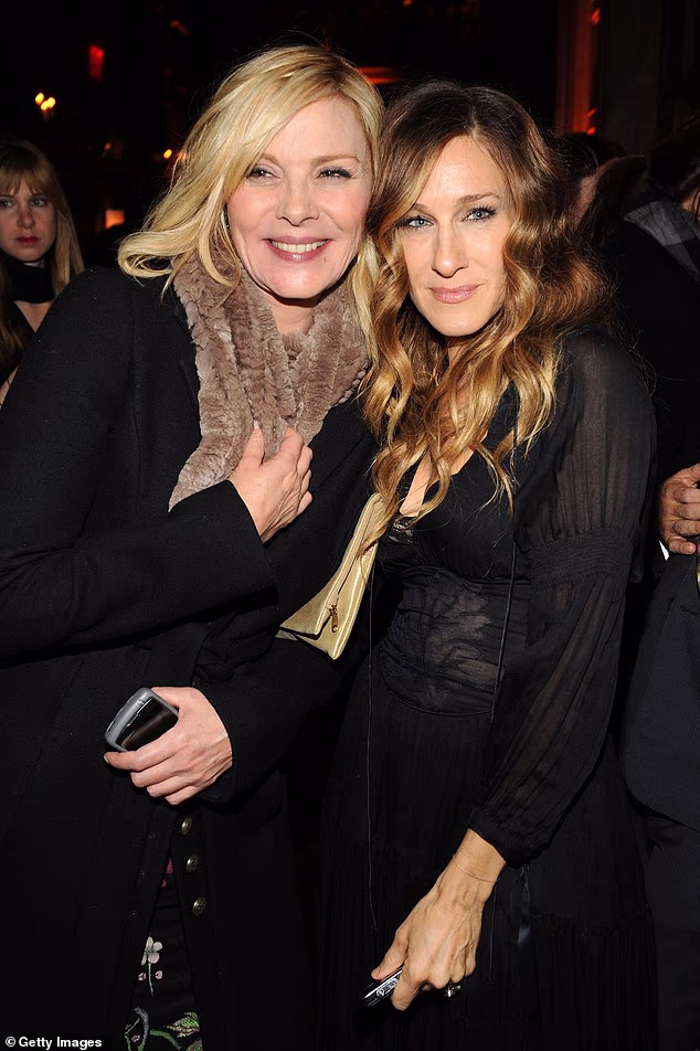 Međutim, 2018. Lewis je čvrsto stao na stranu zvijezde Carrie Bradshaw Parker, hvaleći je kao 'ljubaznu damu' i napadajući Cattrall riječima, 'ako ne možete reći nešto lijepo, nemojte reći ništa' - na zajedničkim slikama 2009.