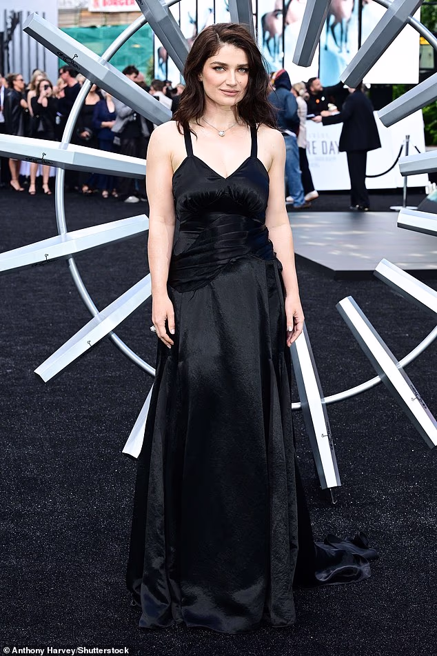 Bonova kći Eve Hewson izgledala je nevjerojatno u svilenoj crnoj haljini kad je stigla na premijeru