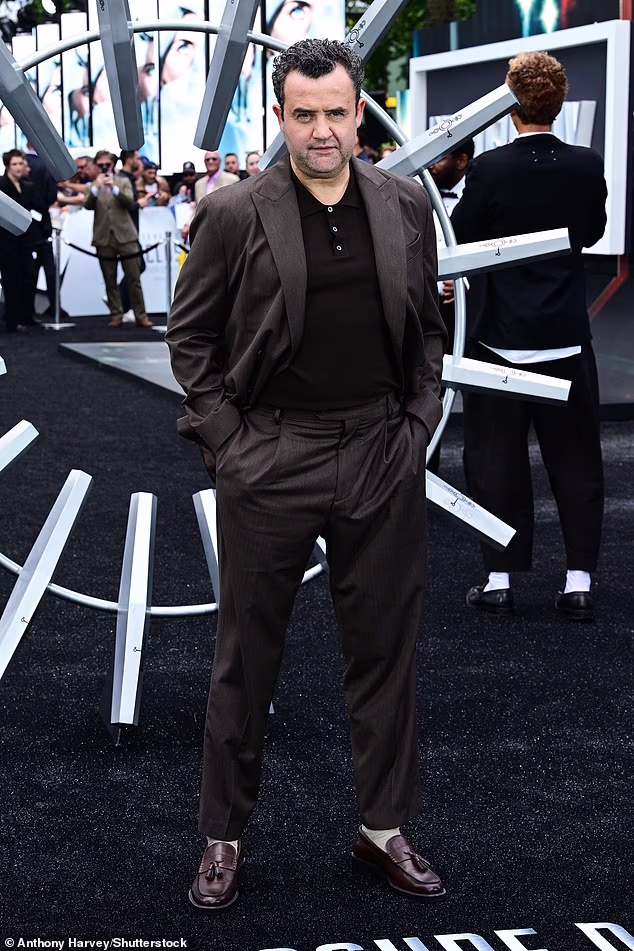 Daniel Mays izgledao je elegantno u sivom odijelu