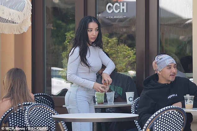 Neidentificirana žena viđena je kako pije kavu s bivšim NBA prvakom u Calabasasu