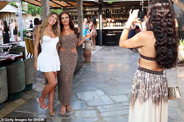 Chloe i njezina kolegica Abbie Holborn viđene su kako se opuštaju na putovanju nakon što su napustile Geordie Shore usred brutalne svađe s plaćama i egzodusa glumaca u seriji Paramount+