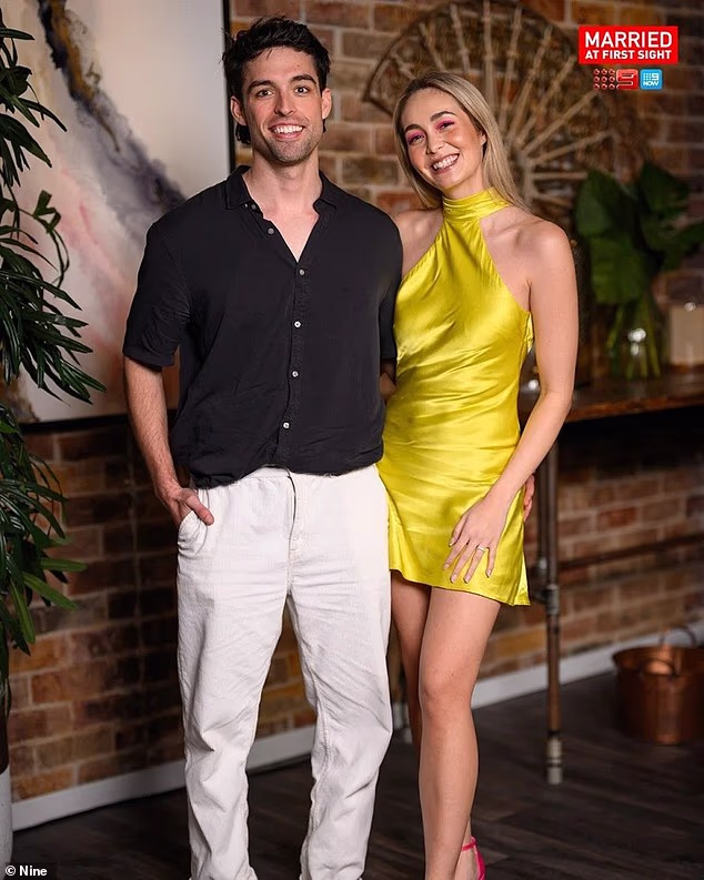 Reality TV nevjesta (31) izjavila je za ABC-jev 7.30 da osjeća 'pritisak' da bude intimna sa svojim suprugom Olliejem Skeltonom na ekranu zbog 'prirode serije'