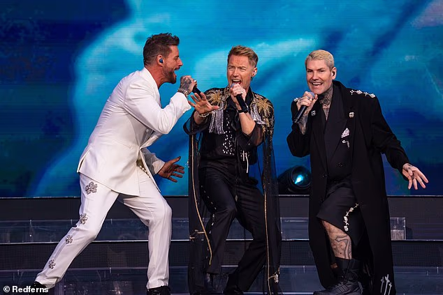 Obožavatelji su ostali zbunjeni jer su Ronan Keating, Keith Duffy i Shane Lynch otvorili nastup dok Mikeya nije bilo nigdje
