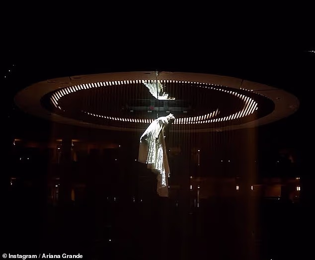 U videu koji je obožavatelj podijelio na Redditu, Grande je izvodila svoju pjesmu Supernatural kada je bila zakačena za pojas uz pomoć nekih od svojih rezervnih plesača