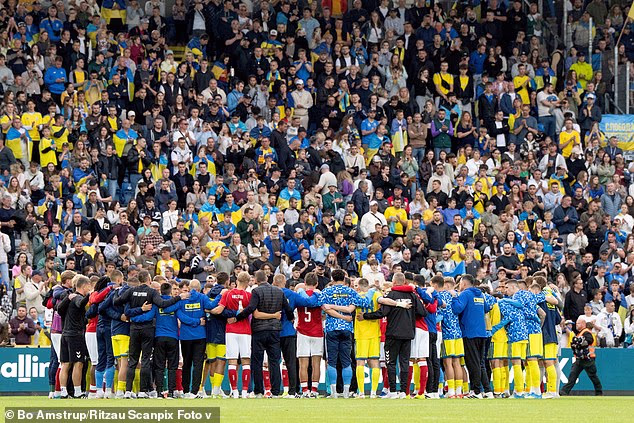 Kad je utakmica prekinuta, igrači Danske i Ukrajine okupili su se u gužvi
