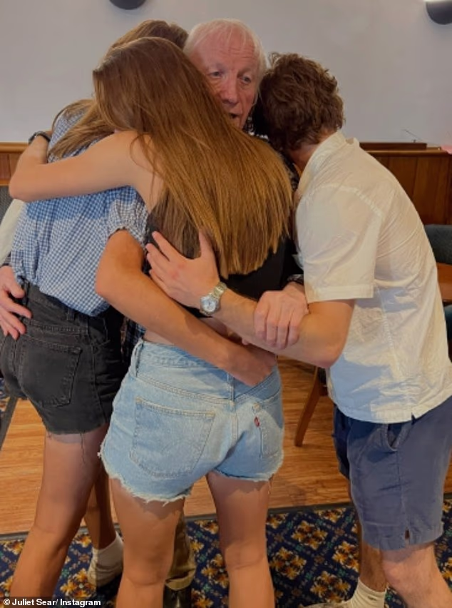 Njezina su djeca viđena kako u slatkom trenutku grle svog djeda