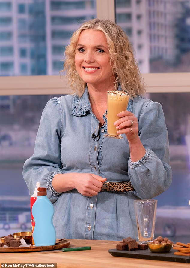 Juliet se pridružila This Morningu kao stalna stručnjakinja za pečenje 2017. i vodila je vlastitu seriju nedjeljom ujutro na ITV-u 2019. ¿ Beautiful Baking With Juliet Sear (na slici 2024.)