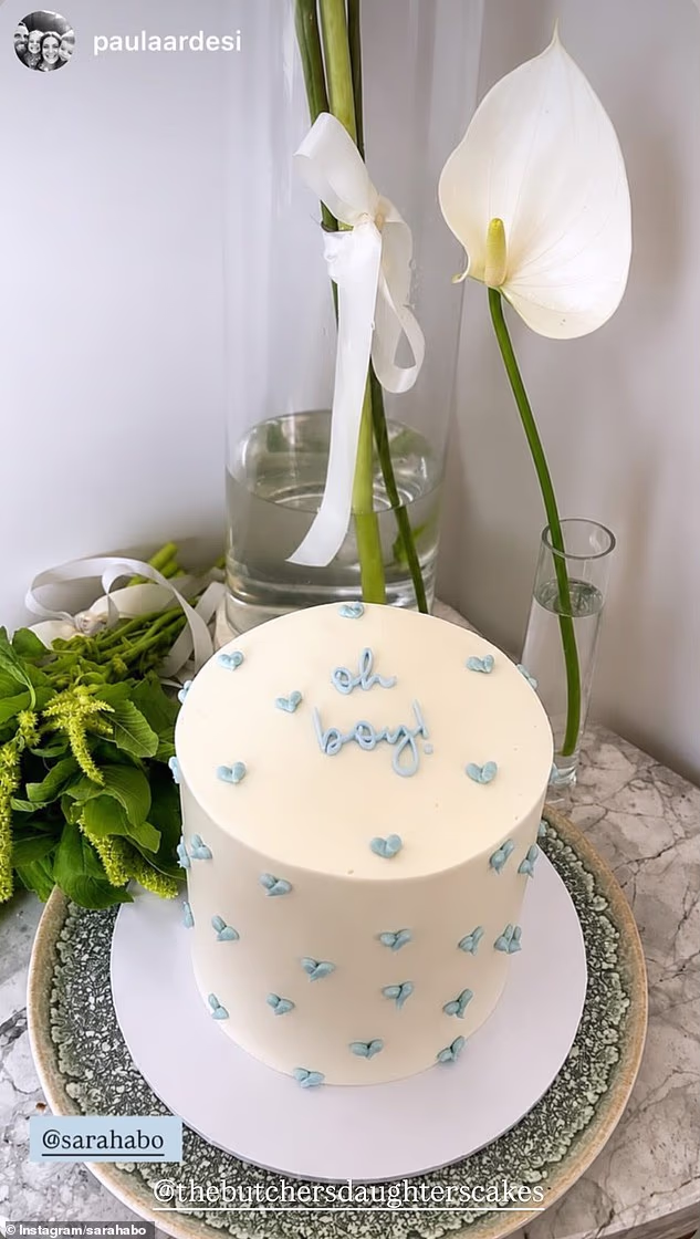 Događaj je poslužio i kao otkrivanje spola, a Sarah je objavila da će imati dječaka putem torte u vintage stilu s 'Oh boy' ispisanim pastelno plavom glazurom na vrhu