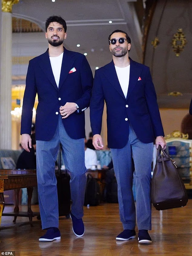 Fotografija koju je stavio na raspolaganje Iranski nogometni savez prikazuje igrače iranske nogometne reprezentacije Mohammada Ghorbanija (L) i Samana Ghodoosa (R) prije odlaska iz zračne luke Antalya za Tijuanu, Meksiko