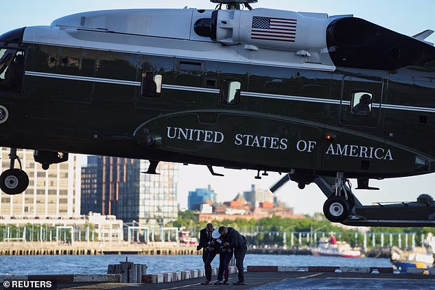 Helikopter Marine One, s predsjednikom Trumpom, stiže u zonu slijetanja na Wall Streetu