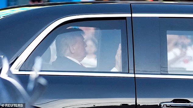Trump maše redovima navijača Knicksa oko Madison Square Gardena dok stiže