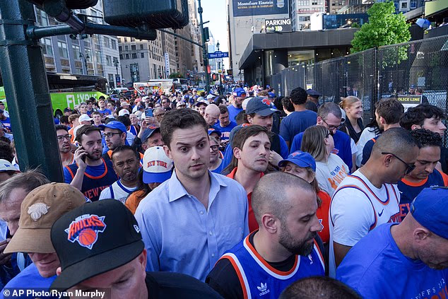 Navijači Knicksa proveli su sate pokušavajući ući u Madison Square Garden za utakmicu NBA finala