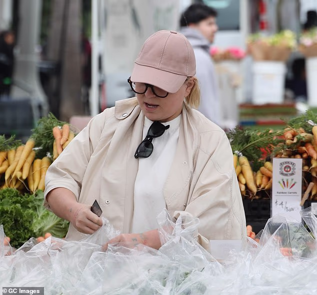 Ovo viđenje dolazi nakon što je Sia dospjela na naslovnice jer je prikriveno osudila svog otuđenog supruga Daniela Bernada nakon izvješća o ogromnom mjesečnom iznosu koji će mu plaćati kao alimentaciju