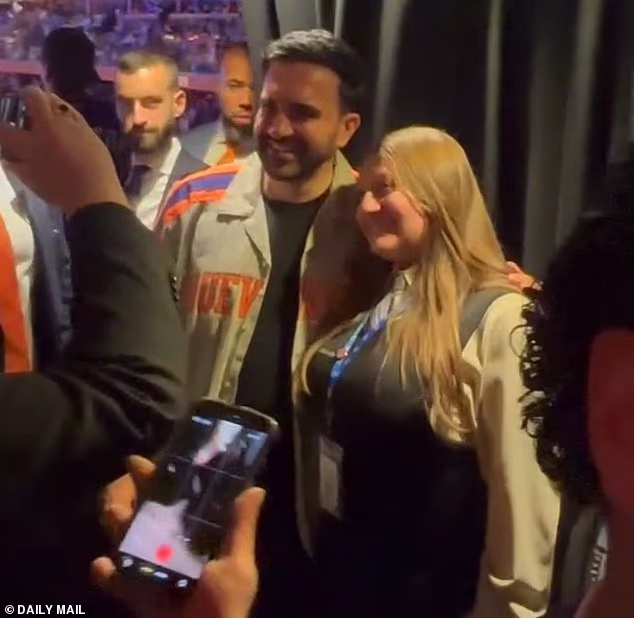 Mamdani se smiješi za fotografiju tijekom pauze na poluvremenu treće utakmice NBA finala u MSG-u
