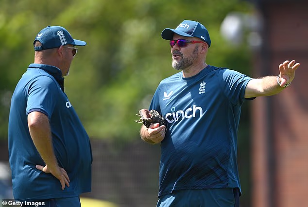 Elitni kuglački trener ECB-a, Neil Killeen (desno), također je u kombinaciji za ulogu u Durhamu