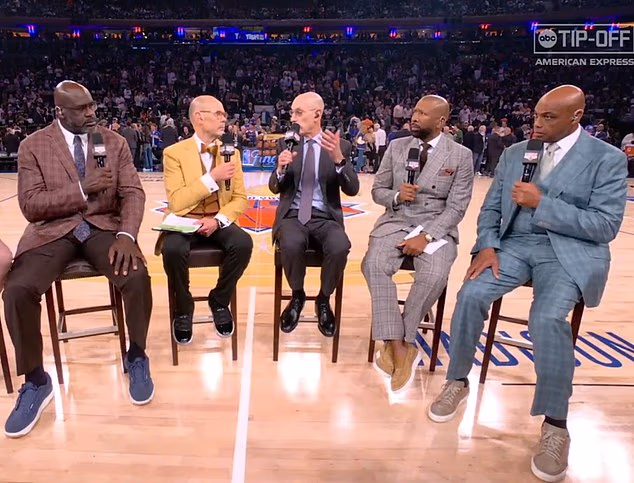 Shaquille O'Neal (lijevo) Unutar NBA domaćina Ernie Johnson (drugi slijeva), povjerenik NBA Adam Silver (u sredini), Kenny Smith (drugi s desna) i Charles Barkley