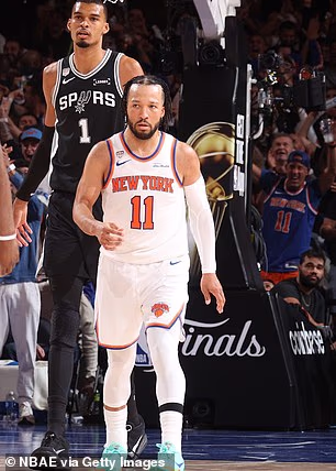 Jalen Brunson broj 11 iz New York Knicksa i Victor Wembanyama broj 1 iz San Antonio Spursa gledaju tijekom utakmice tijekom treće utakmice NBA finala 2026. 8. lipnja