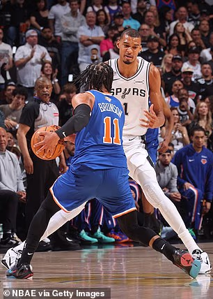 Jalena Brunsona broj 11 iz New York Knicksa čuva Victor Wembanyama broj 1 iz San Antonio Spursa tijekom utakmice tijekom druge utakmice NBA finala 2026. 5. lipnja