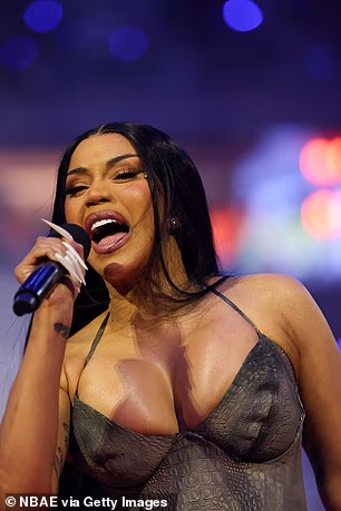 Cardi B nastupa tijekom poluvremena treće utakmice NBA finala 2026. između San Antonio Spursa i New York Knicksa 8. lipnja