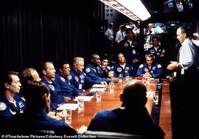 Steve Buscemi, Will Patton, Bruce Willis, Ben Affleck, Owen Wilson, Michael Clarke Duncan, Clark Brolly, William Fichtner, Anthony Guidera, Marshall Teague, Jessica Steen i Billy Bob Thornton prikazani su u Armagedonu 1998.