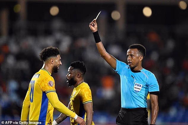 Omar Abdulkadir Artan, koji je proglašen najboljim dužnosnikom u Africi, izbačen je s FIFA-ina popisa za turnir nakon što su mu američke vlasti odbile dopustiti ulazak
