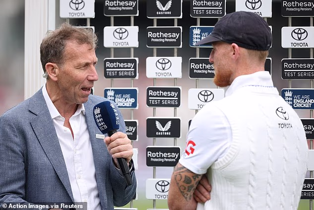 Ben Stokes razgovara s Mikeom Athertonom nakon utakmice oko 14 sati. Kapetan Engleske kaže: 'Vjerojatno neću biti stvarno sretan dok ne dođem gore i ne popijem pravo pivo s dečkima'