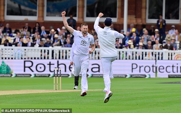 Gus Atkinson slavi posljednji wicket na Novom Zelandu, onaj Matta Henryja, i vodi Englesku do pobjede od pet wicketa u Lord'su u 12.42 u nedjelju