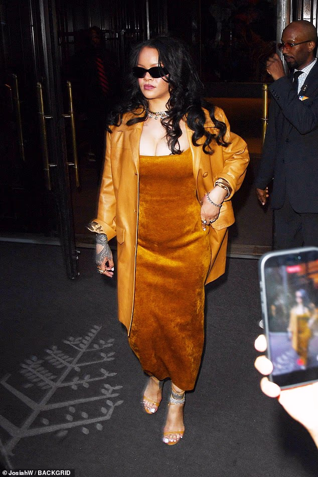 Rihanna je preko kompleta navukla koordiniranu kožnu jaknu i podigla tijelo parom brončanih štikli s remenčićima.