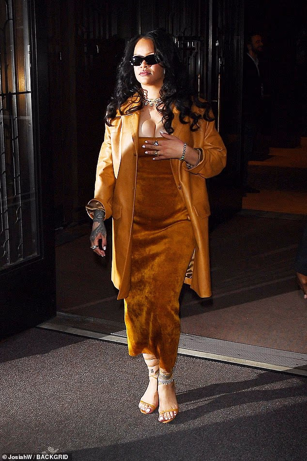 Stilizirajući svoje tamne pramenove u kovrče, Rihanna je blistala dok je odlazila