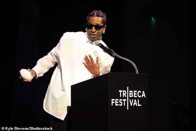 Bio je dobrog raspoloženja dok je izlazio na pozornicu tijekom festivala kako bi primio inauguralnu Tribeca X nagradu za filmaša godine
