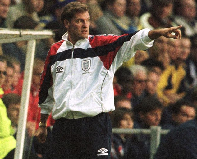 Owen vjeruje da bi Engleska prošla bolje da Glenn Hoddle nije dobio otkaz 1999. - ali je priznao da je njihov kamp na Svjetskom prvenstvu 1998. pod njim bio 'bijedan'