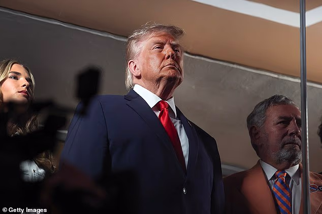 Predsjednika Trumpa izviždali su navijači Knicksa kada je u ponedjeljak navečer prisustvovao trećoj utakmici