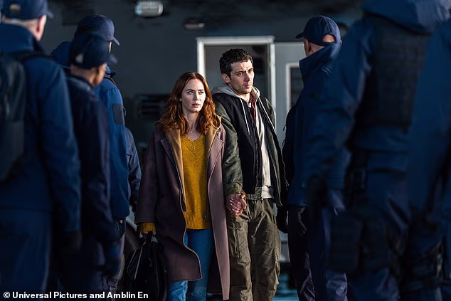 Film prati meteorologinju Emily Blunt i zviždača stručnjaka za kibernetičku sigurnost Josha O'Connora koji se nađu u središtu pokreta za razotkrivanje vladinog prikrivanja izvanzemaljskih tajni