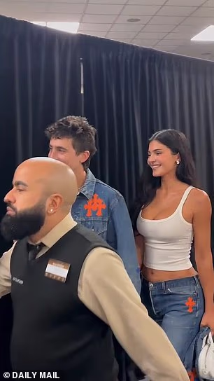 Kylie je nosila prsluk s dubokim izrezom i obje su nosile narančaste logotipe Chrome Hearts na svojoj odjeći