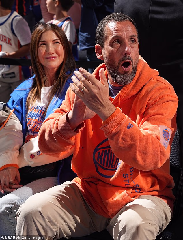 Adam Sandler nosio je jarko narančastu majicu s kapuljačom Knicksa za okršaj protiv Spursa