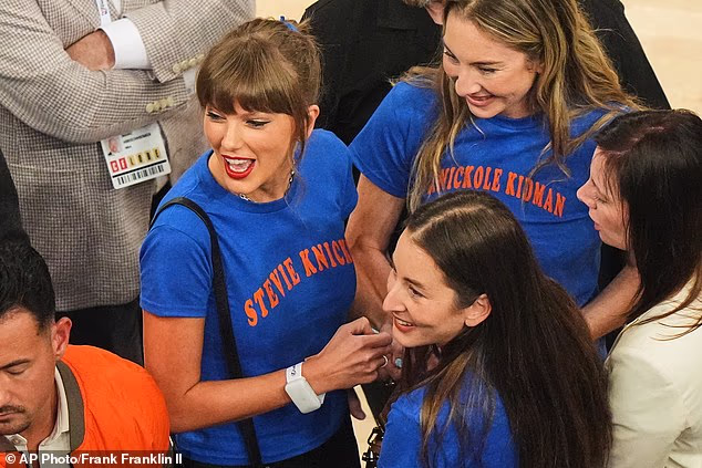 Taylor Swift također je bila u zgradi, a nosila je majicu 'Stevie Knicks' inspiriranu New Yorkom