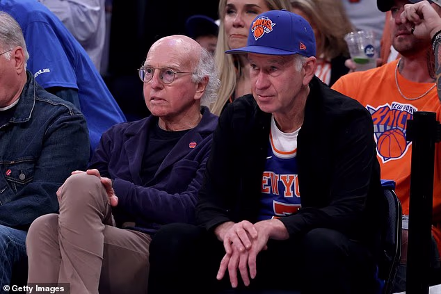 Larry David i John McEnroe sjede jedan uz drugoga u utakmici 4 u Madison Square Gardenu