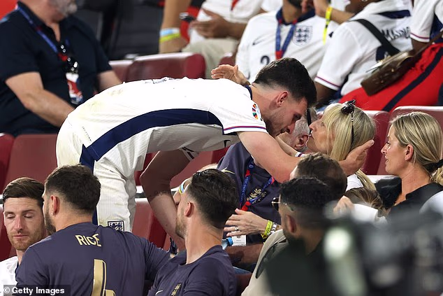 Rice (na slici s mamom Stephanie na Euru 2024.) je rekla: 'Bila sam žarko crvena na tom fotografiranju. Mama me ubijala!'