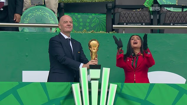 Hayek, FIFA-in ambasador, kasnije je viđen na tribinama s FIFA-inim predsjednikom Giannijem Infantinom