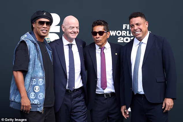 Predsjednik FIFA-e Gianni Infantino pozira s brazilskim legendama Ronaldinhom (lijevo) i Ronaldom (desno), zajedno s bivšim meksičkim vratarom Jorgeom Camposom (drugi desno)