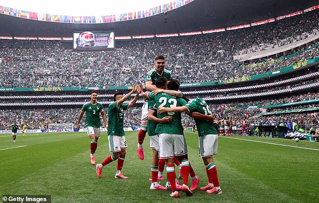 Napad napadača pomogao je da se uvodna utakmica pretvori u atmosferu zabave u Azteci