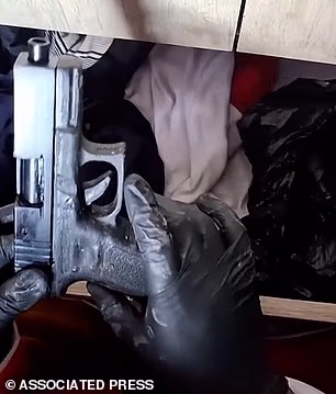 Prilično sumnjivo, policajci su pronašli pištolj
