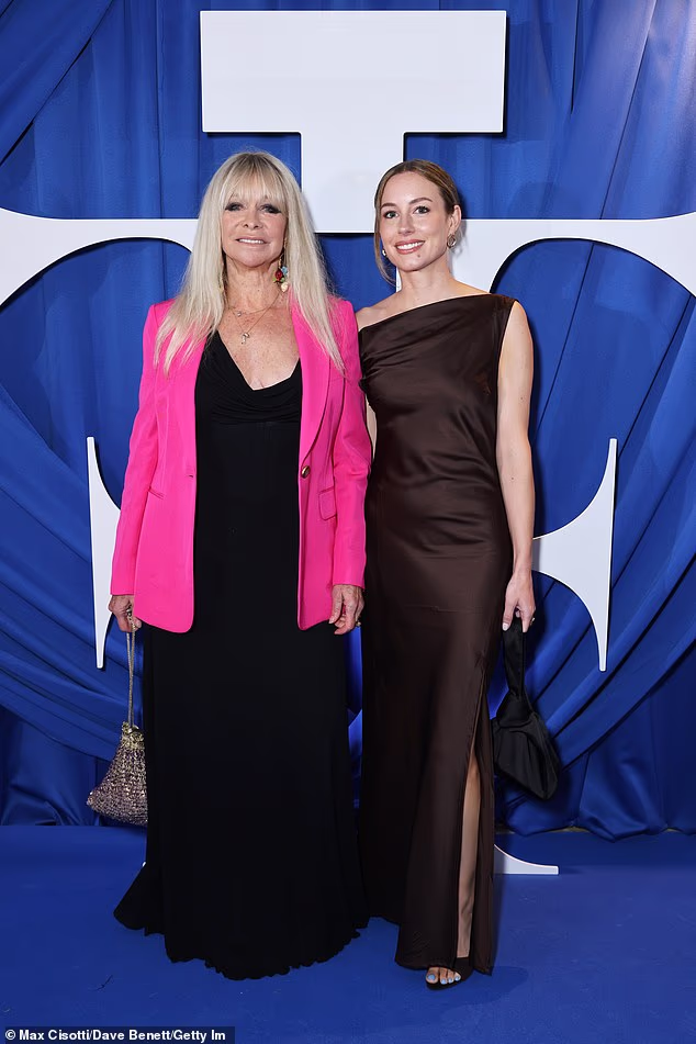 Jo je bila elegantna u fluorescentnom ružičastom sakou i crnoj haljini dok je bila na dodjeli sa svojom kćeri Faye
