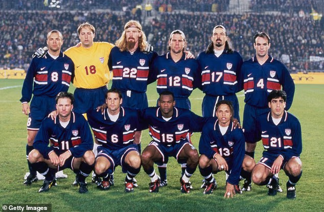 Lalas (gore, treći lijevo) je ikona američke muške reprezentacije i igrao je 96 puta za svoju naciju