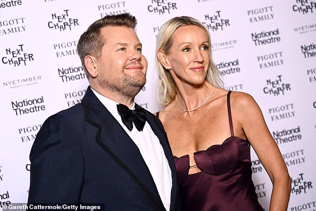 Corden, na fotografiji sa suprugom Juliom Carey, vodi kasnonoćni talk show Svjetskog kupa na Foxu