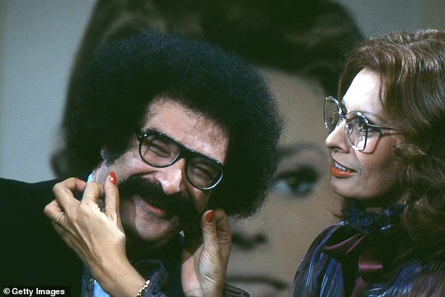Posebno je intervjuirao poznate osobe uključujući Sophiju Loren; slikano 1980