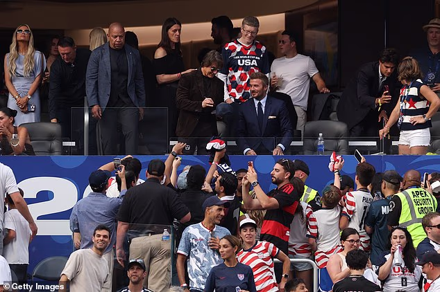 Beckham je bio dotjeran u tamnoplavom odijelu koje je kombinirao sa svijetloplavom košuljom i plavom kravatom