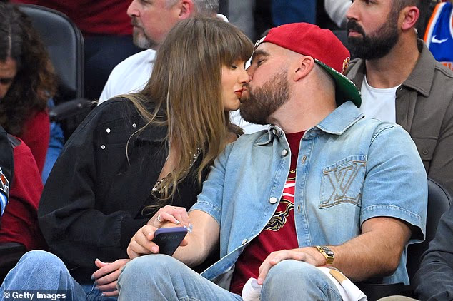 Swift i Kelce započeli su svoju romansu krajem 2023. kada je pop zvijezda prisustvovala svojoj prvoj utakmici Kansas City Chiefsa; slikano u Rocket Areni u Clevelandu, Ohio u svibnju