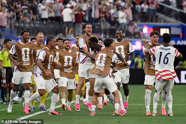 Zamjene USMNT-a preplavile su teren kako bi slavile s Balogunom nakon njegovog prvog gola